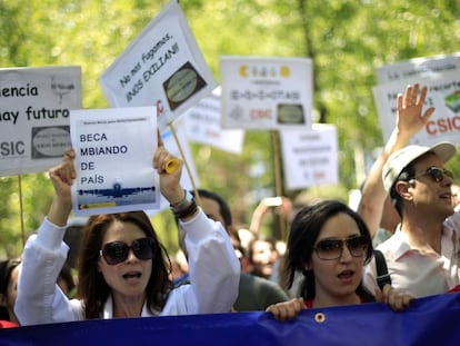 Cientistas numa manifestação contra os cortes na ciência, em 2013.