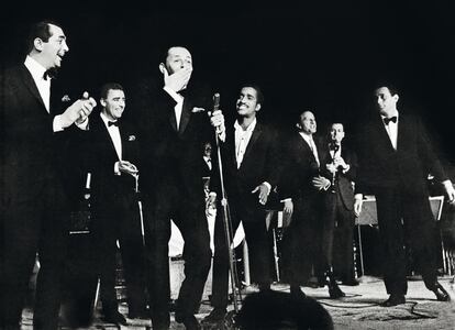 Sinatra, con algunos de sus colegas del Rat Pack.