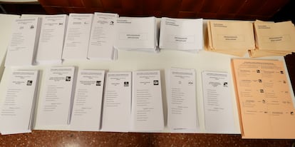 Papeletas electorales del 23-J en un colegio de Bilbao.