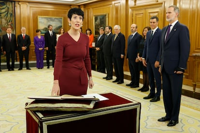 La nueva ministra de Seguridad Social, Elma Saiz, promete el cargo ante el Rey.