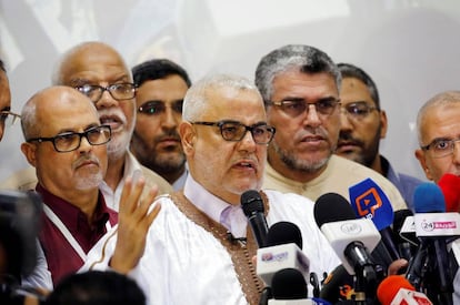 El líder del PJD, Abdelilá Benkirán, proclama su victoria en las elecciones.