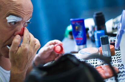 Un payaso se prepara en su camerino. Dentro del Knie trabajan empleados de 16 nacionalidades distintas.