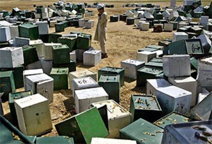 Un niño vigila en el estadio de cricket la ciudad de Karachi las urnas remitidas por la junta electoral.