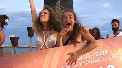 La presentadora Laura Madrueño y Marta Peñate, ganadora de 'Supervivientes All Stars'.