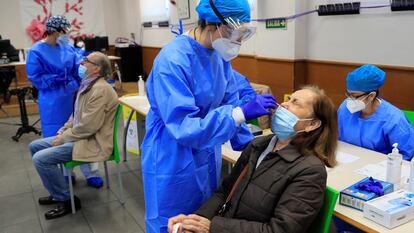 Los sanitarios realizaban test de antígenos en el centro de mayores de la plaza de la Remonta, en Tetuán, el 11 de noviembre.