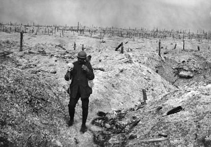 Imagen de la Biblioteca Internacional de Documentación Contemporánea (BDIC) que muestra a un soldado francés sosteniendo un cráneo humano en medio de una zona de trincheras devastada por los bombardeos.