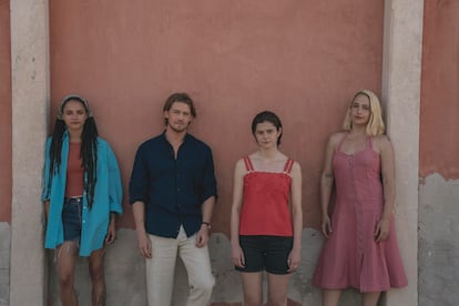 La serie adapta la primera novela de Sally Rooney, centrada en las relaciones cruzadas entre Bobbi (Sasha Lane), Nick (Joe Alwyn), Frances (Alison Oliver) y Melissa (Jemima Kirke)