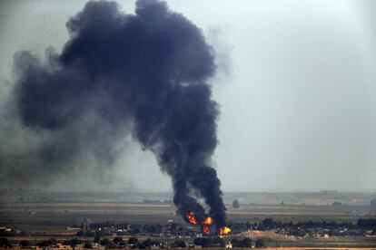 Llamas y el humo en la ciudad de Ras al-Ayn en Siria, causadas por el bombardeo de las fuerzas turcas.