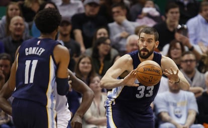 Marc Gasol pasa a Conley.