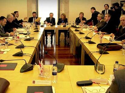 El consejero Alejandro Font de Mora, al fondo, ayer, durante su advertencia a la Acadèmia.