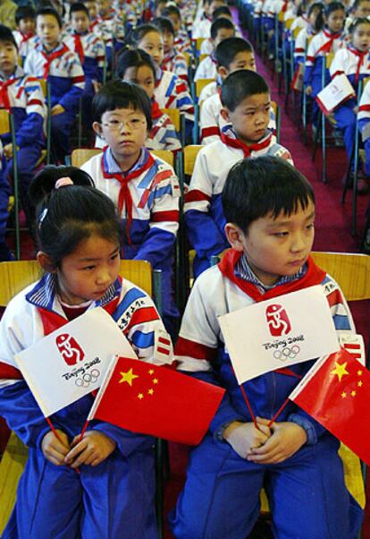 Escolares chinos se preparan para ser voluntarios en el 2008