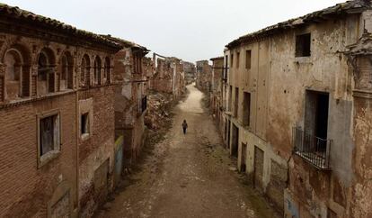 Una guia turística travessa un carrer desert al poble abandonat de Belchite, a Aragó.