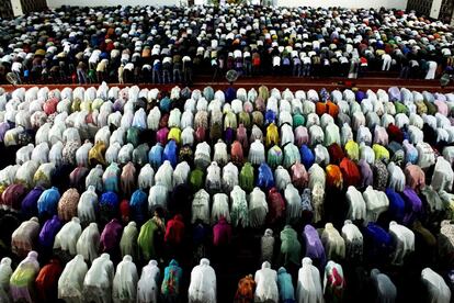 Musulmanes indonesios rezan en el interior de una mezquita en Padang.