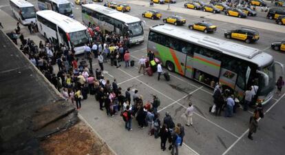 Colas para coger los autobuses hacia Tarragona.