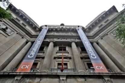 Detalle de la fachada de la sede central en Barcelona de Catalunya Caixa.