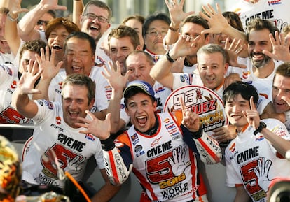 El piloto español, Marc Márquez, celebra la victoria del campeonato junto a los miembros del equipo Repsol Honda.