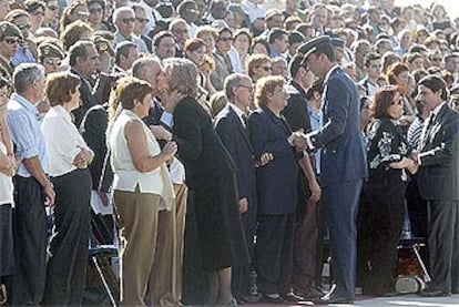 La Reina, el Príncipe y el presidente del Gobierno, José María Aznar, dan el pésame a los familiares de los soldados muertos.
/ GORKA LEJARCEGI