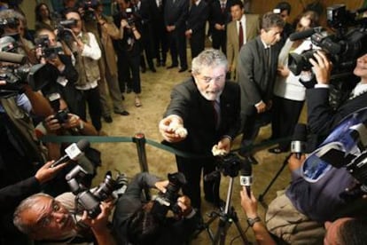 Lula ofrece pan a los periodistas durante un encuentro con la comunidad judía celebrado ayer en Brasilia.