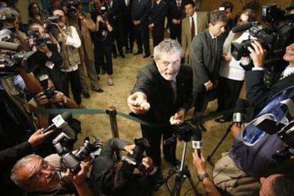 Lula ofrece pan a los periodistas durante un encuentro con la comunidad judía celebrado ayer en Brasilia.