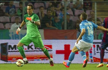 Bravo, sale con el balón controlado del área.