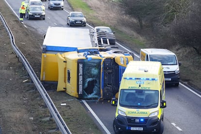 Una ambulancia asiste al lugar de un accidente durante fuertes vientos en la A19 en direccin norte, cerca de la A690 Durham Road, en el condado de Durham, al noreste de Inglaterra, mientras la tormenta ?owyn azota el pas.