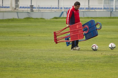 Un utillero transporta material.