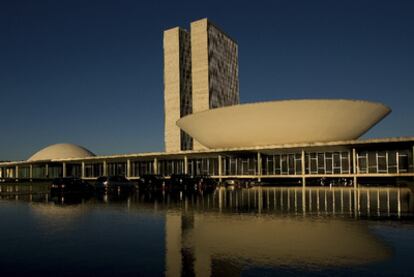 La capital de Brasil cumple hoy 50 años. El sueño del presidente Juscelino Kubitschek, construido en un tiempo record de cinco años, de destronar a Río de Janeiro celebra su aniversario en medio de la polémica por su compleja identidad y varios escándalos de corrupción. Adorada y odiada a partes iguales, el urbanista Lucio Costa, encargado de la concepción artística junto al arquitecto Oscar Niemeyer, dejó escrito: "Se diga lo que se diga, Brasilia es un milagro. En la foto, el Congreso.