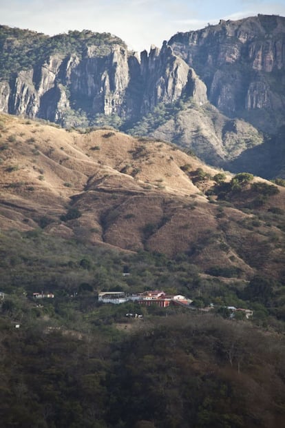 Panorámica de la sierra de Badiraguato (Sinaloa, México). Enclavada en la ladera se divisa la población donde nació en los años 50 El Chapo Guzmán. La vivienda grande de muros rojos que se ve en primer término es la casa donde vive su madre.