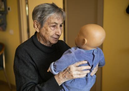 Esther Alonso sostiene en brazos a uno de los muñecos. La terapeuta ocupacional dirige esta terapia desde el pasado enero. Los muñecos deben parecer bebés, aunque no pueden ser híperrealistas. El cuerpo debe ser blando y lo ideal es que midan de 30 a 55 centímetros. La terapeuta nunca especifica si son muñecos o bebés, respeta la percepción que tengan los residentes.