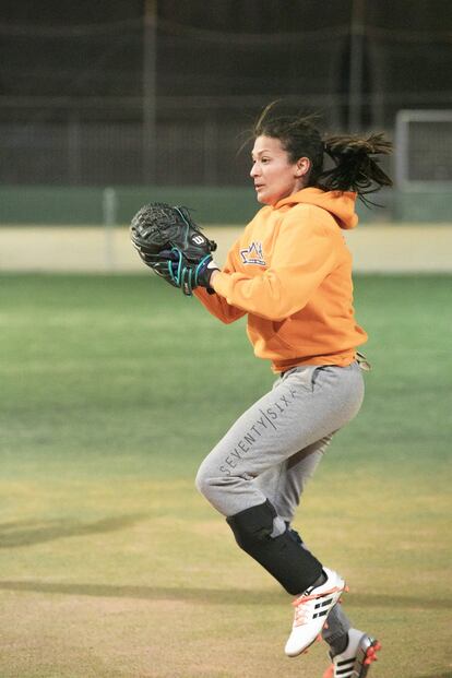 El tiro del 'pitcher' en béisbol no es libre. Se ejecuta por arriba. En sóftbol se hace por debajo del hombro, rozando la cadera.