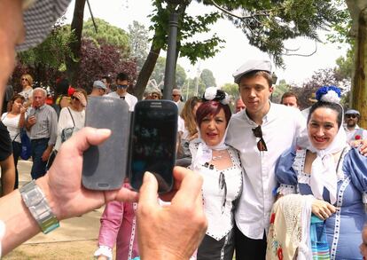 Íñigo Errejón, de Podemos, posa para una fotografía con gorrilla de chulapo en la Pradera, en la fiesta de San Isidro, el 15 de mayo de 2017.