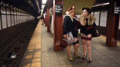 Participantes en el 'No Pants Subway Ride', el día en que todos van sin pantalones en el metro, esperan un tren en Nueva York (EE UU).