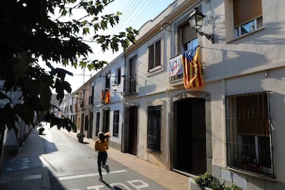 Banderas independentistas en la calle Sant Ignasi de Vilassar de Mar (Barcelona), ayer.