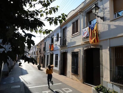 Banderes independentistes al carrer Sant Ignasi de Vilassar de Mar, ahir.