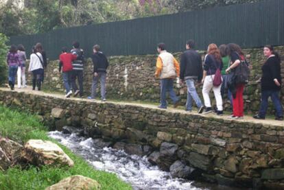 Alumnos del IES Eduardo Pondal, de excursión por el río Sarela de Santiago de Compostela.