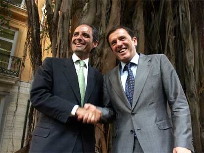 El presidente Francisco Camps y el líder socialista Joan Ignasi Pla tras sancionar la reforma.
