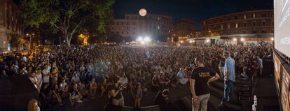Una proyección en la plaza de San Cosimato, en Roma, con el director Paolo Sorrentino (derecha).
