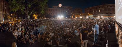 Una proyecci&oacute;n en la plaza de San Cosimato, en Roma, con el director Paolo Sorrentino (derecha). 