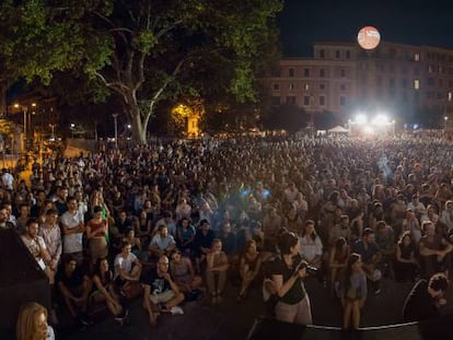 Una proyecci&oacute;n en la plaza de San Cosimato, en Roma, con el director Paolo Sorrentino (derecha). 