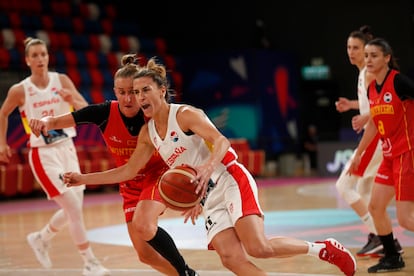 Queralt Casas ante la montenegrina Lana Vukcevic durante el partido de la fase de grupos del Eurobasket femenino