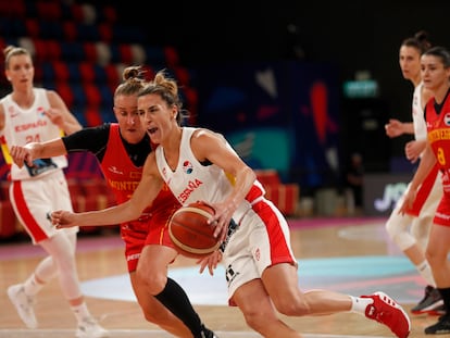 Queralt Casas ante la montenegrina Lana Vukcevic durante el partido de la fase de grupos del Eurobasket femenino