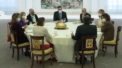 El presidente del Gobierno, Pedro Sánchez, acompañado de otros miembros del Ejecutivo, recibe a los secretarios generales de UGT, Pepe Álvarez, y de CCOO, Unai Sordo, para un desayuno de trabajo, en el Palacio de la Moncloa, este martes.