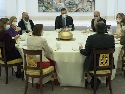 El presidente del Gobierno, Pedro Sánchez, acompañado de otros miembros del Ejecutivo, recibe a los secretarios generales de UGT, Pepe Álvarez, y de CCOO, Unai Sordo, para un desayuno de trabajo, en el Palacio de la Moncloa, este martes.