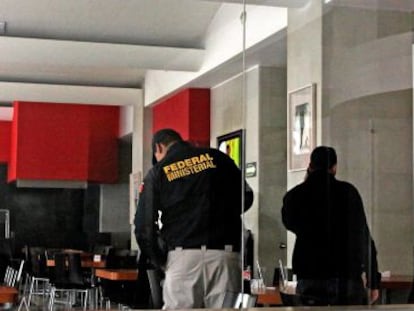 Un polic&iacute;a mexicano, en el hotel donde fue secuestrado el grupo Delorean. 