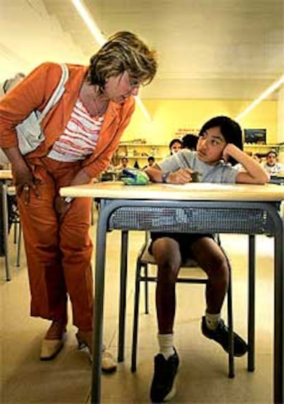 La consejera de Enseñanza, Marta Cid, de visita en la escuela Labouré, en la calle de Elisabets de Barcelona, ayer.