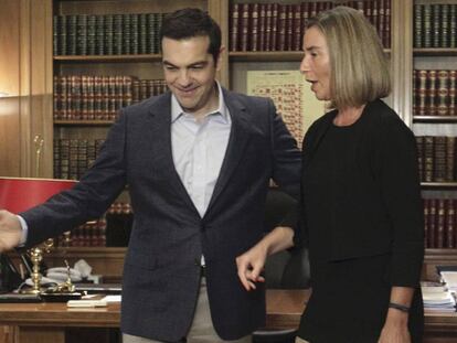 El primer ministro griego, Alexis Tsipras, con la jefa de la diplomacia europea, Federica Mogherini.