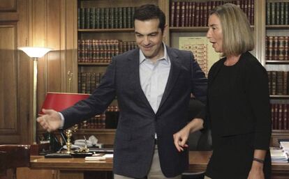 El primer ministro griego, Alexis Tsipras, con la jefa de la diplomacia europea, Federica Mogherini.