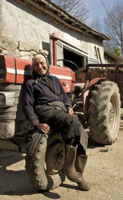 Manuela Barja, de 83 años, en su aldea de Vilar de Santos.