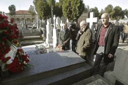 Un momento del homenaje que dirigentes de CCOO, han llevado a cabo hoy ante la tumba el salmantino Serafín Holgado, en el cementerio de Salamanca, con motivo del 37 aniversario del asesinato de los abogados de la Calle Atocha en Madrid, acto al que ha asistido Alejandro Ruiz Huerta, uno de los supervivientes del atentado.
