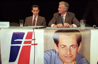 Michel Barnier y el entonces presidente interino de Le Rassemblement pour la République,  Nicolas Sarkozy, en un acto del partido en 1999.